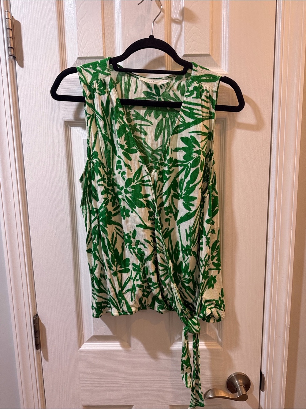Lush Green Leaf Print Tie-Front Sleeveless Tank